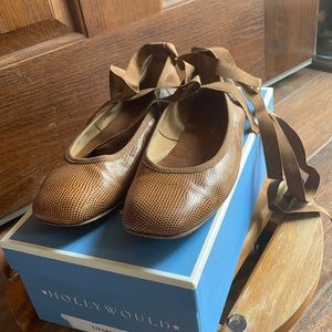 HOLLYWOULD tan/beige “Lizard Amber Ballet” flats